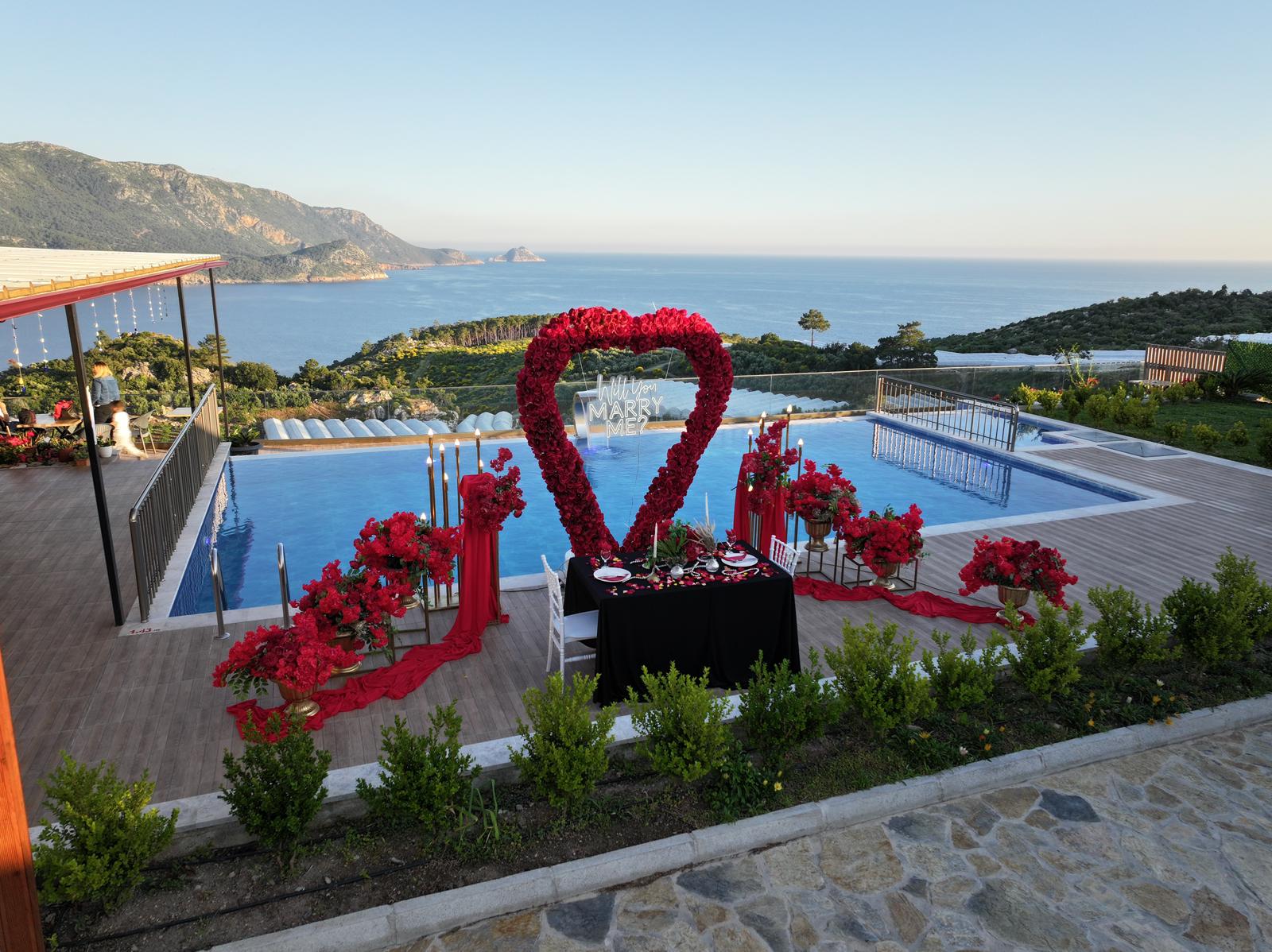 Havuz kenarında evlilik teklifi organizasyonu